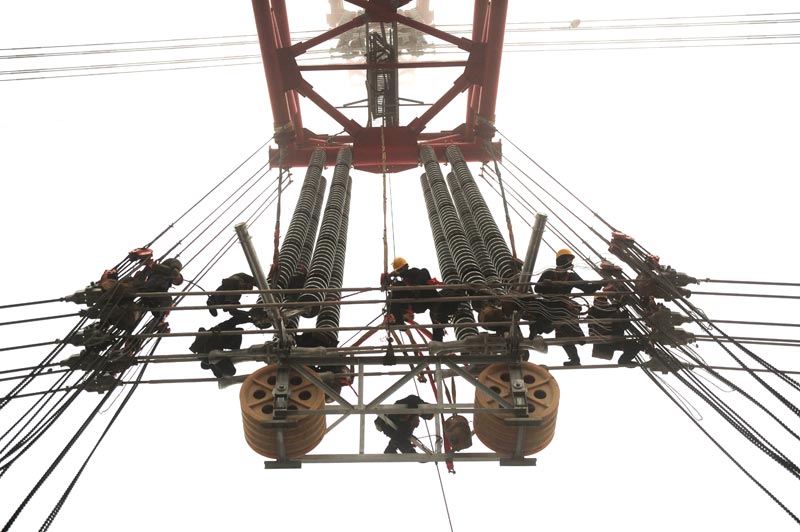 起重滑轮参与我国首条同塔双回路特高压交流输电工程
